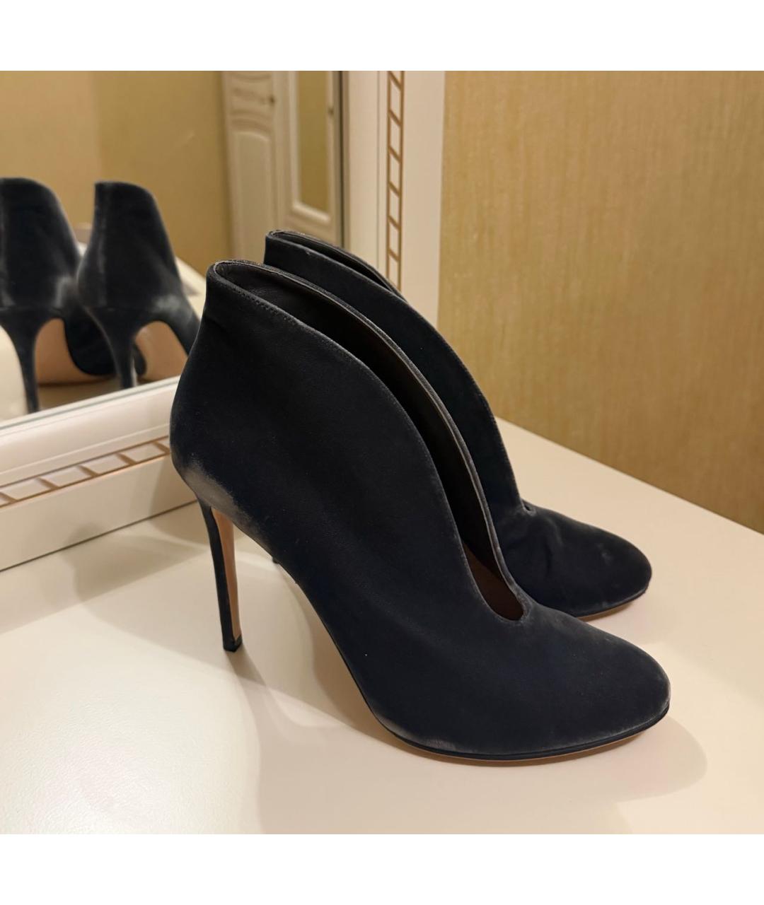 GIANVITO ROSSI Антрацитовые бархатные ботильоны, фото 5