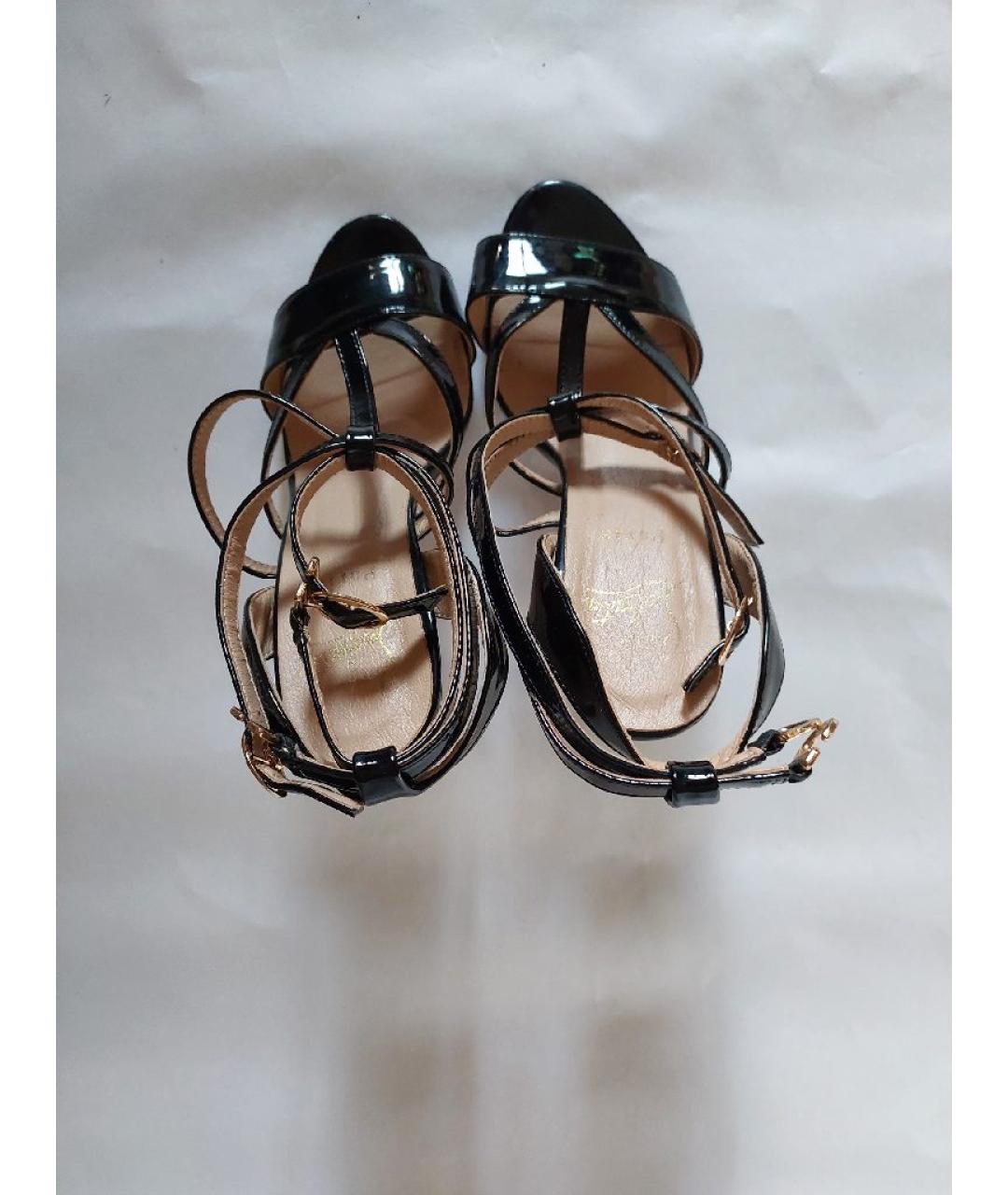 CHRISTIAN LOUBOUTIN Черные босоножки из лакированной кожи, фото 3