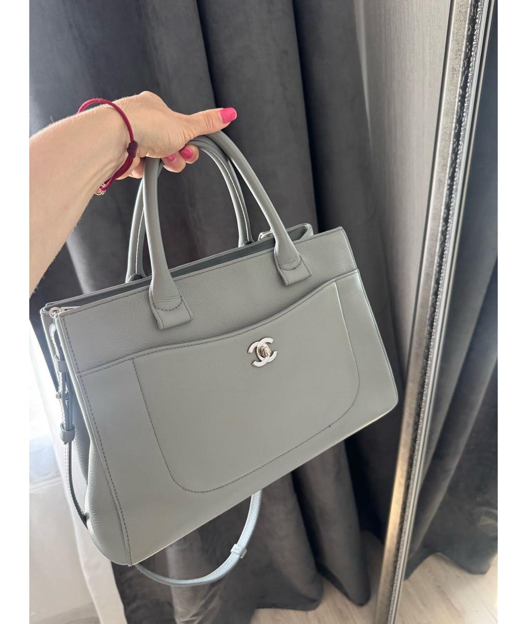 CHANEL Серая кожаная сумка с короткими ручками, фото 2