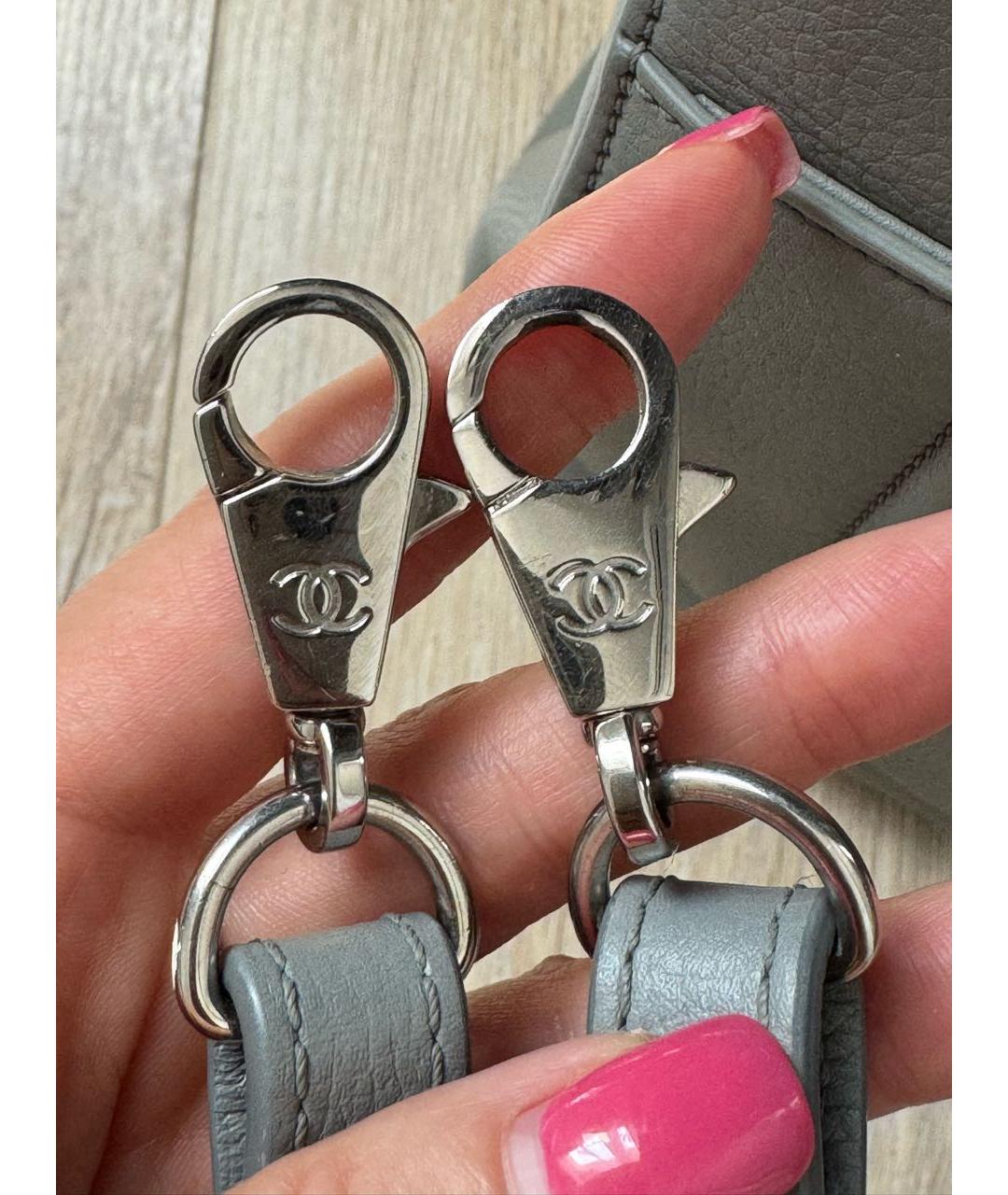 CHANEL Серая кожаная сумка с короткими ручками, фото 3