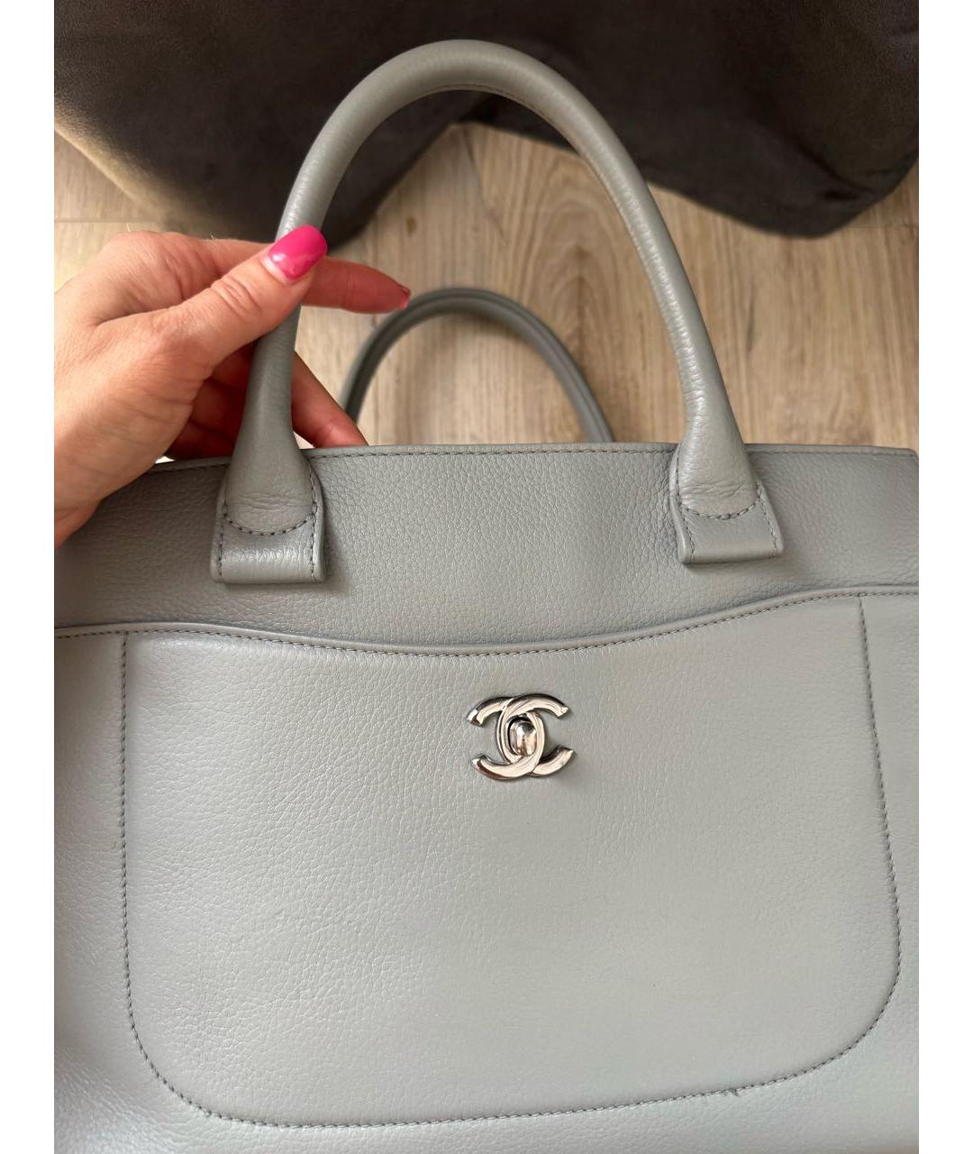 CHANEL Серая кожаная сумка с короткими ручками, фото 6
