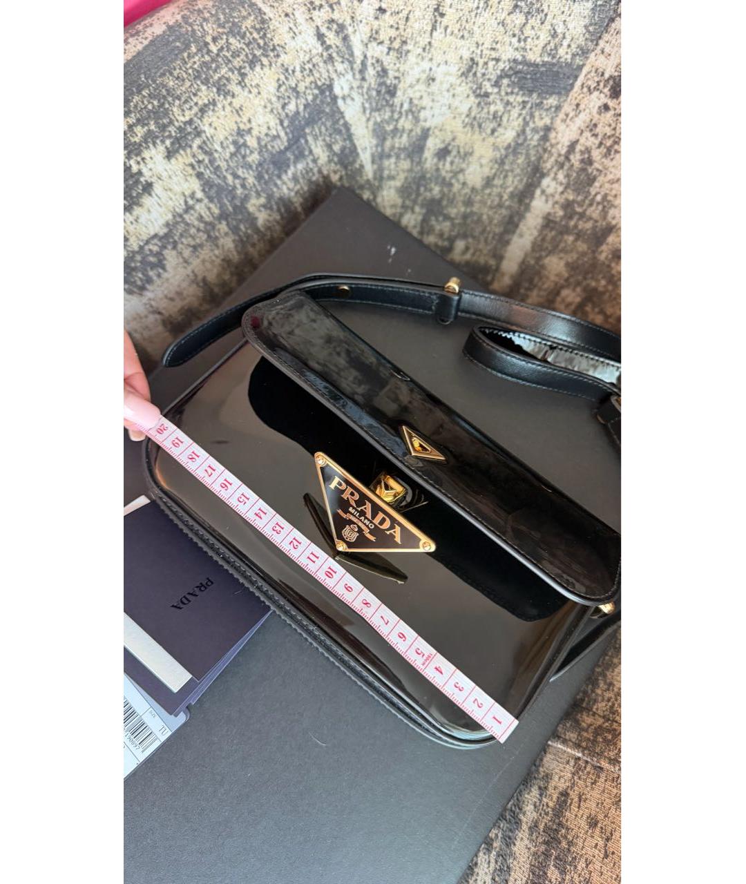 PRADA Черная сумка через плечо из лакированной кожи, фото 7
