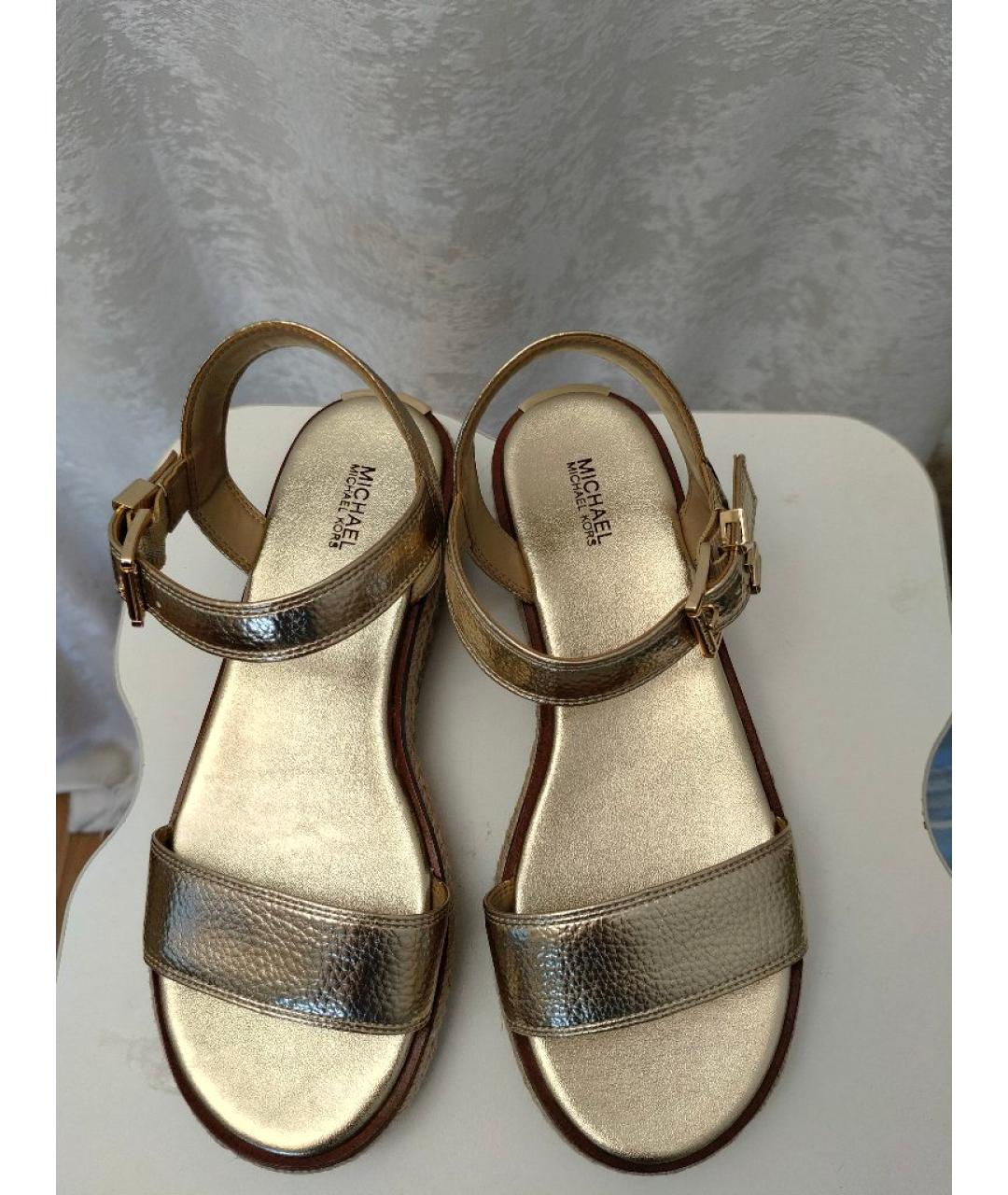 MICHAEL KORS Золотые сандалии из искусственной кожи, фото 3