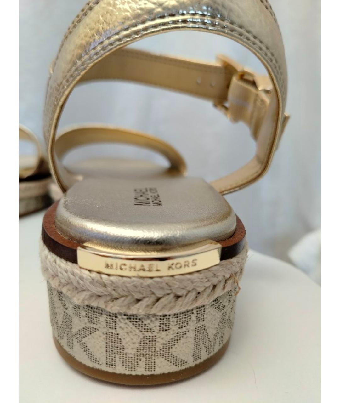 MICHAEL KORS Золотые сандалии из искусственной кожи, фото 5
