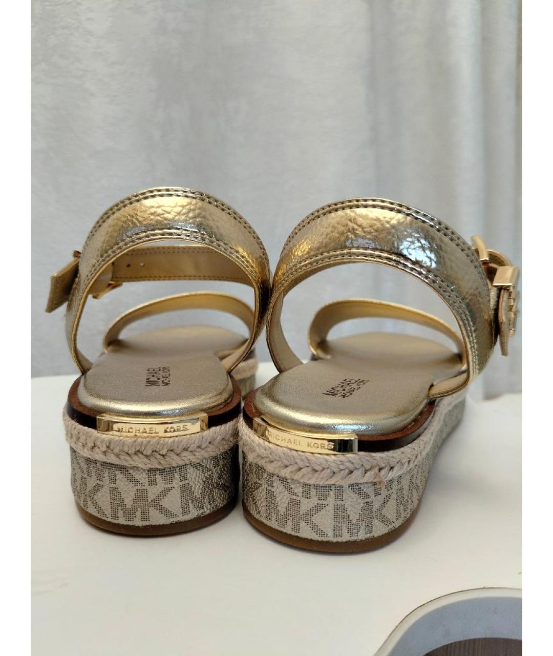 MICHAEL KORS Золотые сандалии из искусственной кожи, фото 4