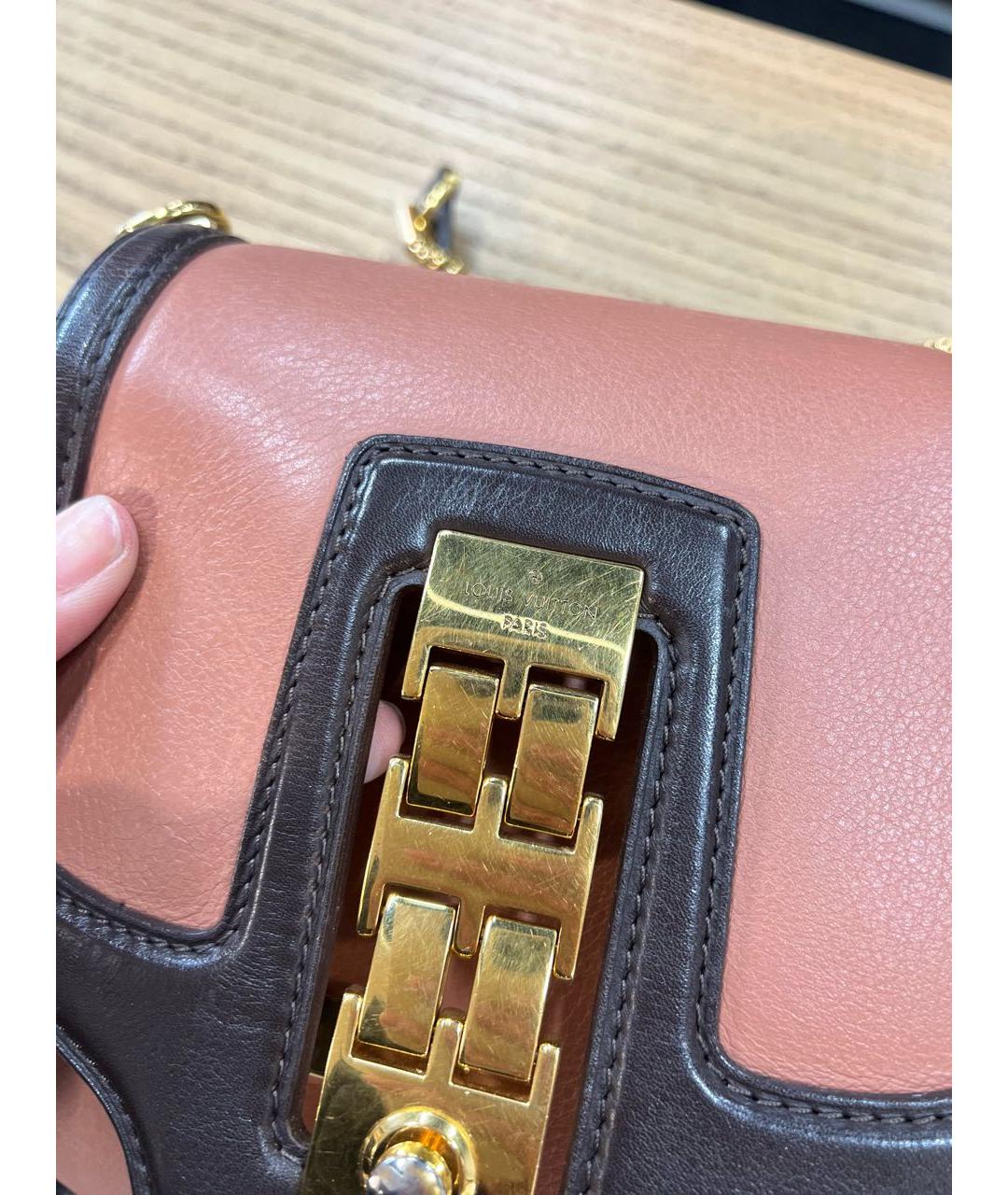 LOUIS VUITTON Коралловая кожаная сумка через плечо, фото 5