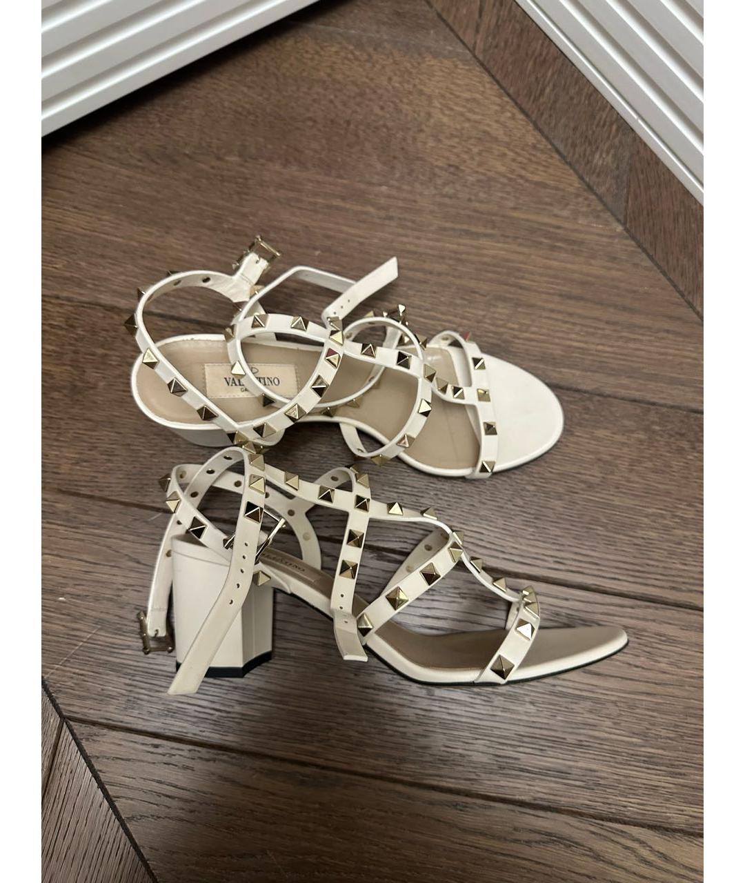 VALENTINO Бежевые кожаные босоножки, фото 2