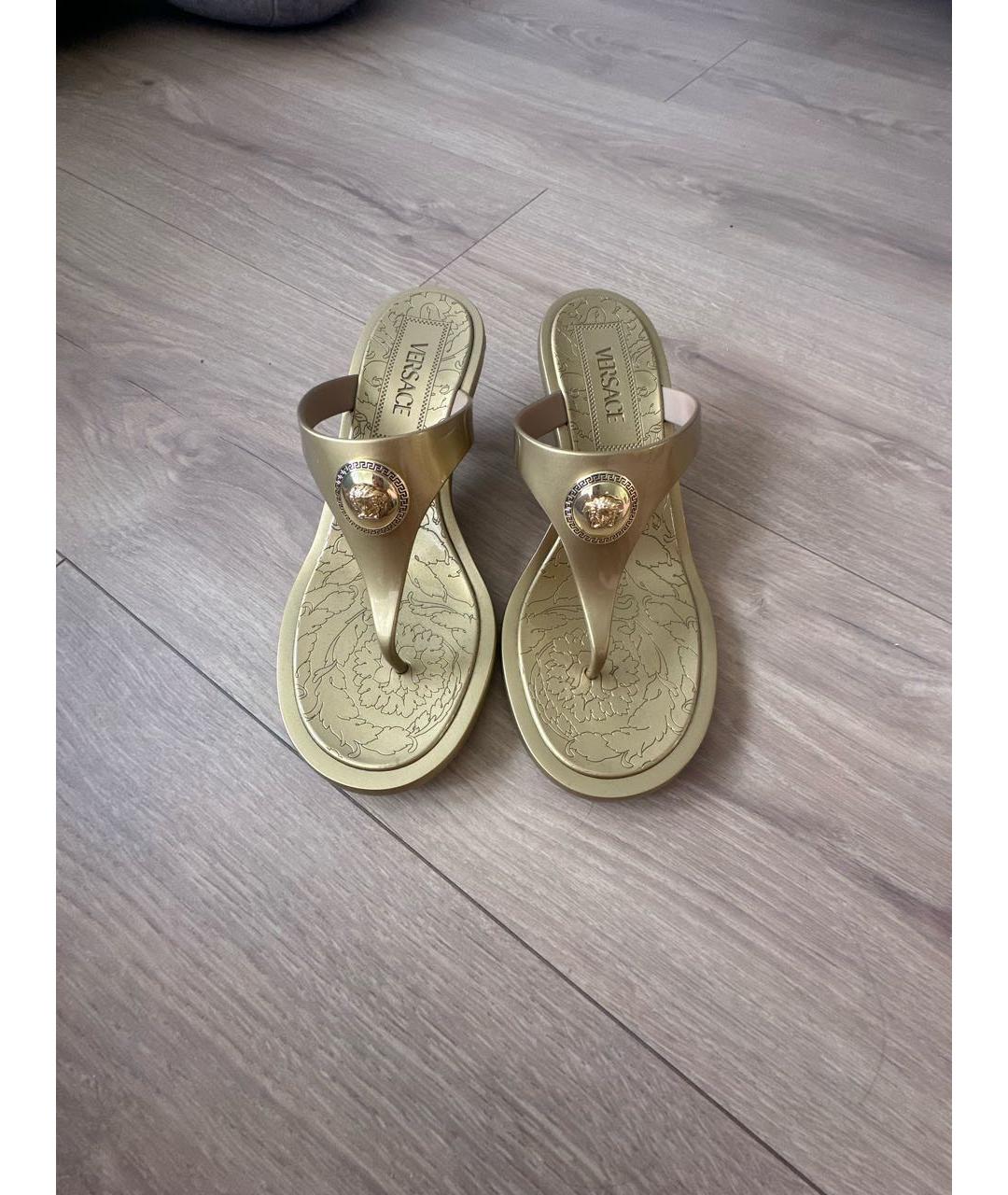 VERSACE Золотые резиновые мюли, фото 2