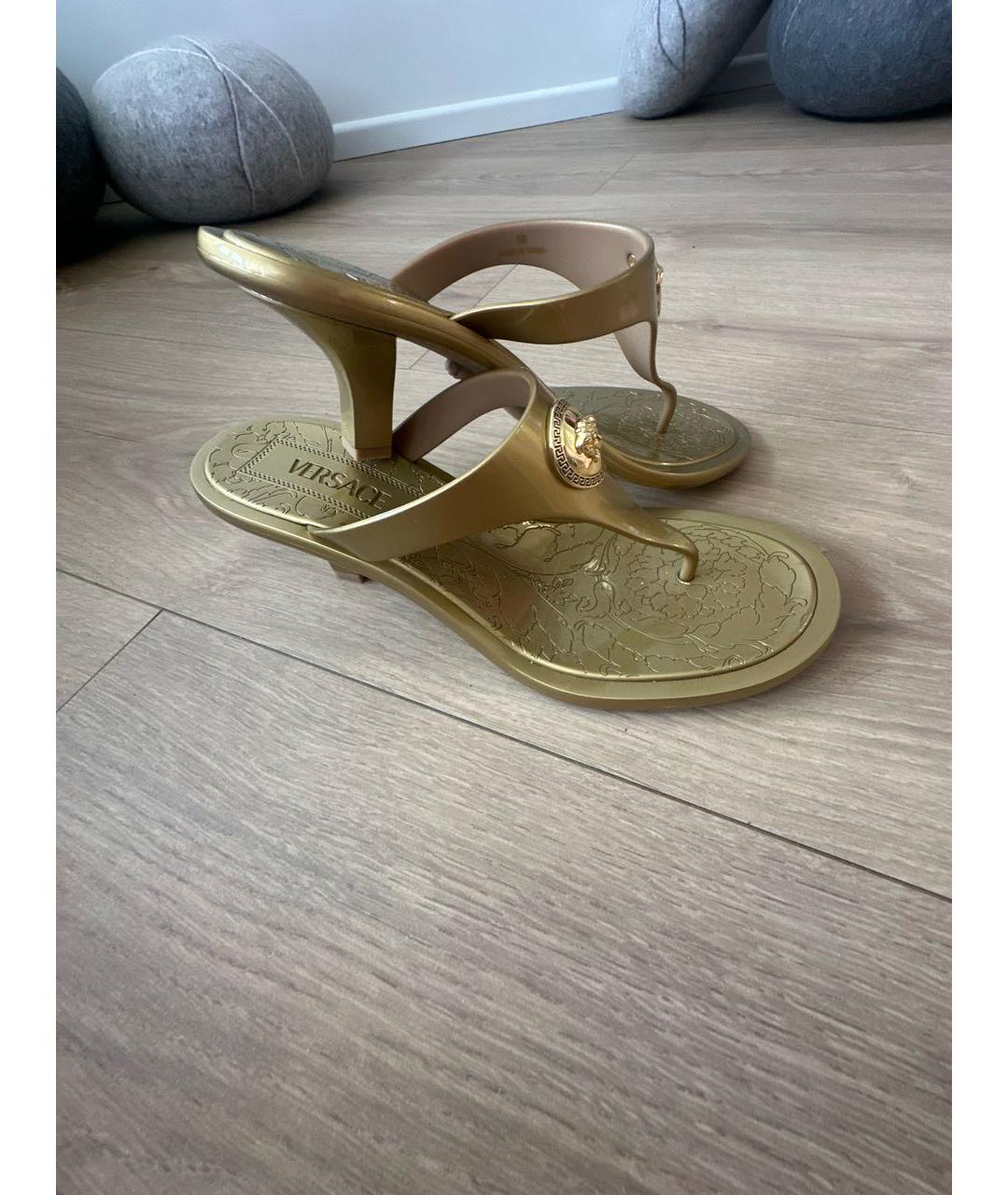 VERSACE Золотые резиновые мюли, фото 5