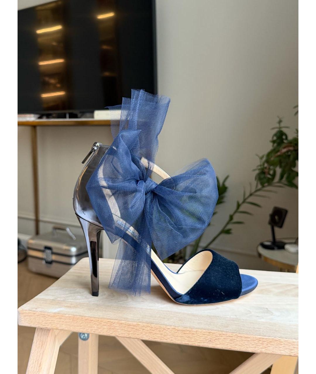 JIMMY CHOO Темно-синие бархатные босоножки, фото 7