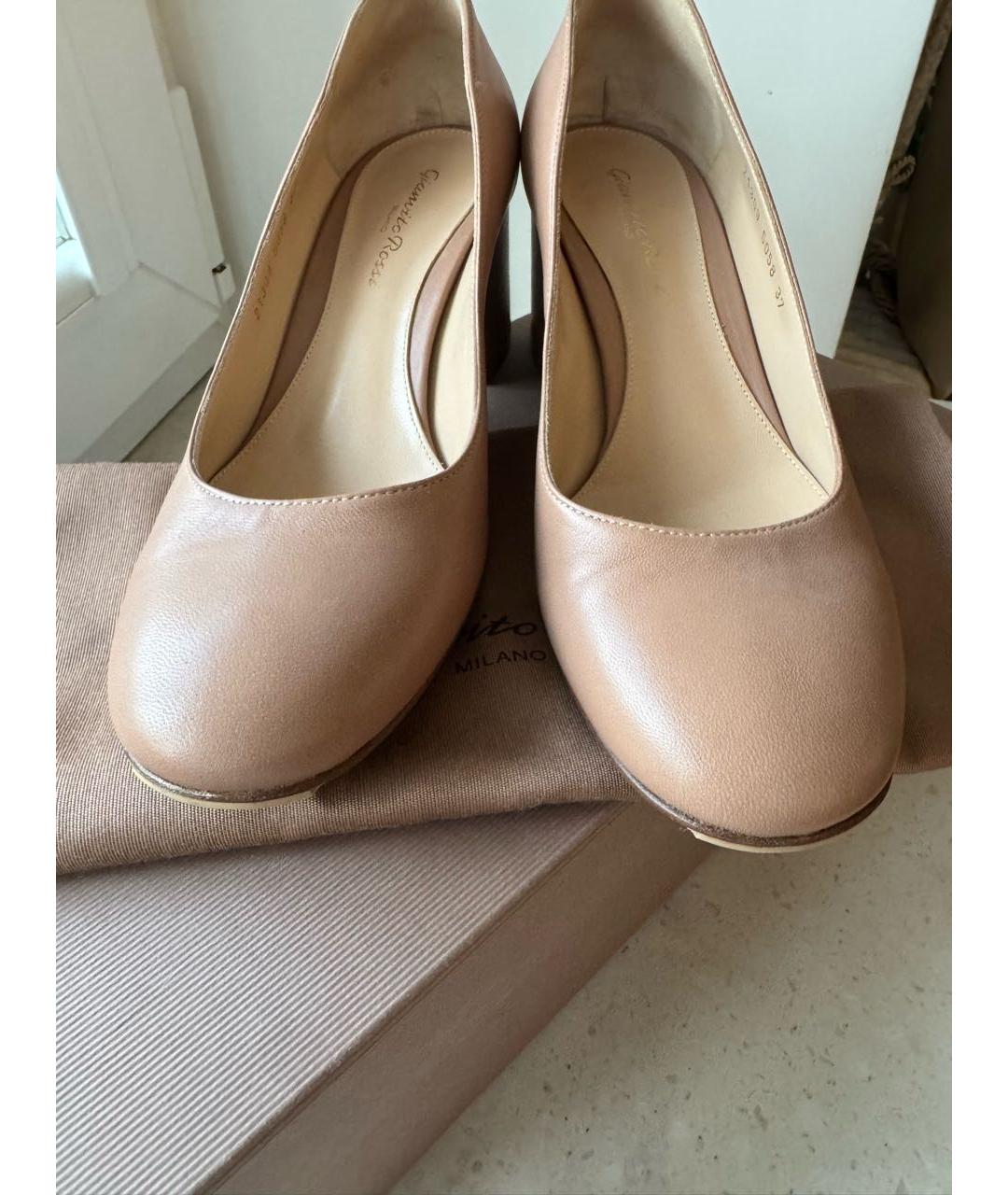 GIANVITO ROSSI Бежевые кожаные туфли, фото 2