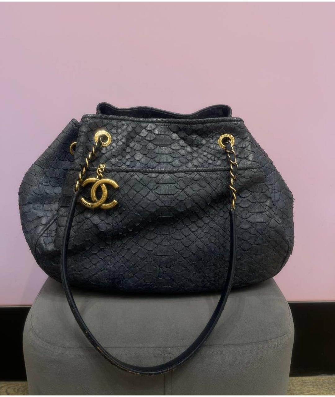 CHANEL Темно-синяя сумка с короткими ручками из экзотической кожи, фото 2