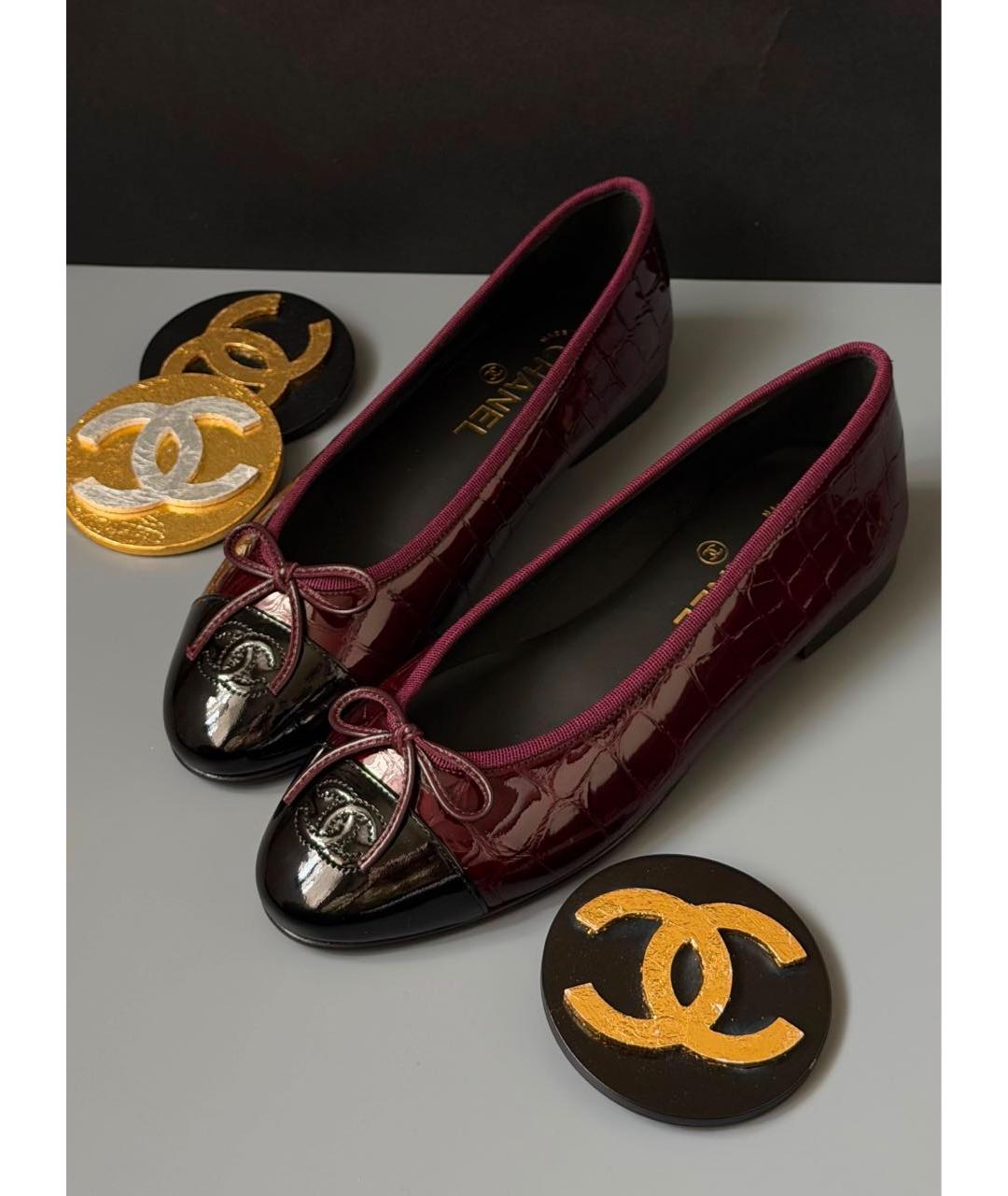 CHANEL Бордовые балетки из лакированной кожи, фото 2