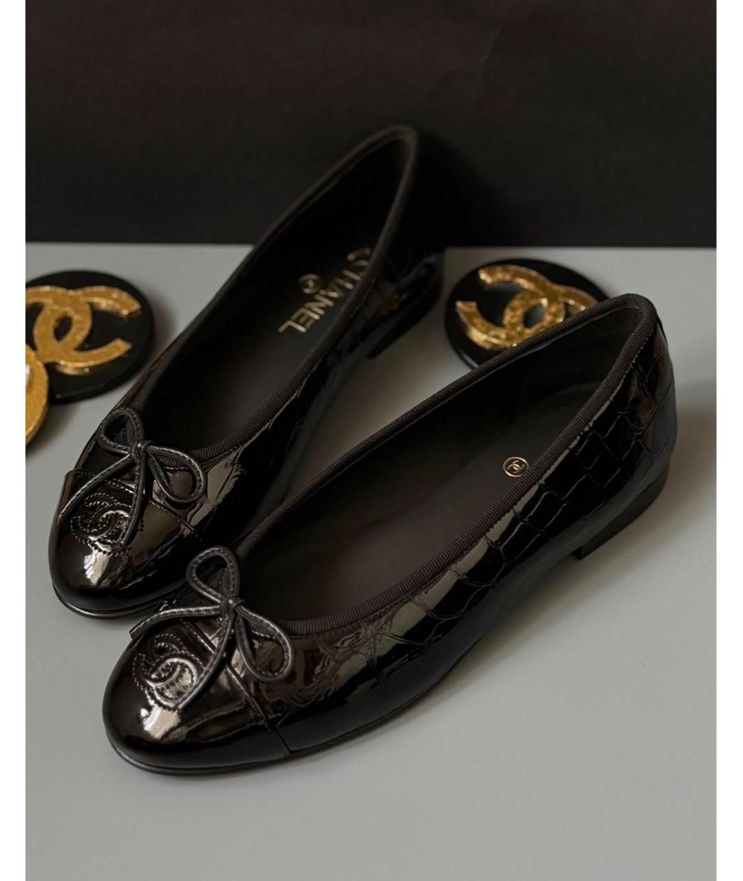 CHANEL Черные балетки из лакированной кожи, фото 2