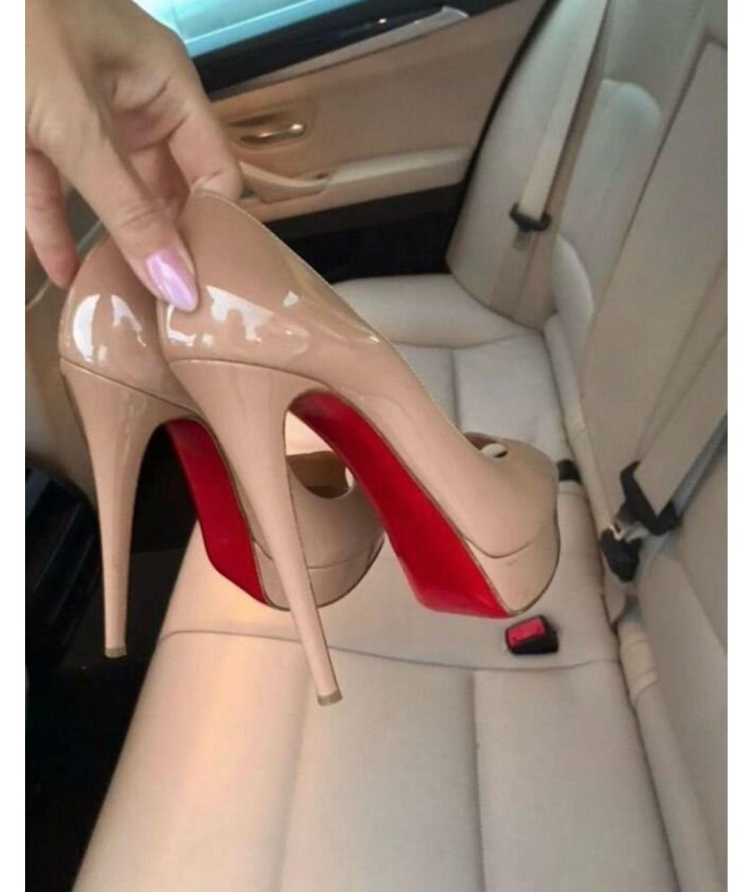 CHRISTIAN LOUBOUTIN Бежевые туфли из лакированной кожи, фото 6