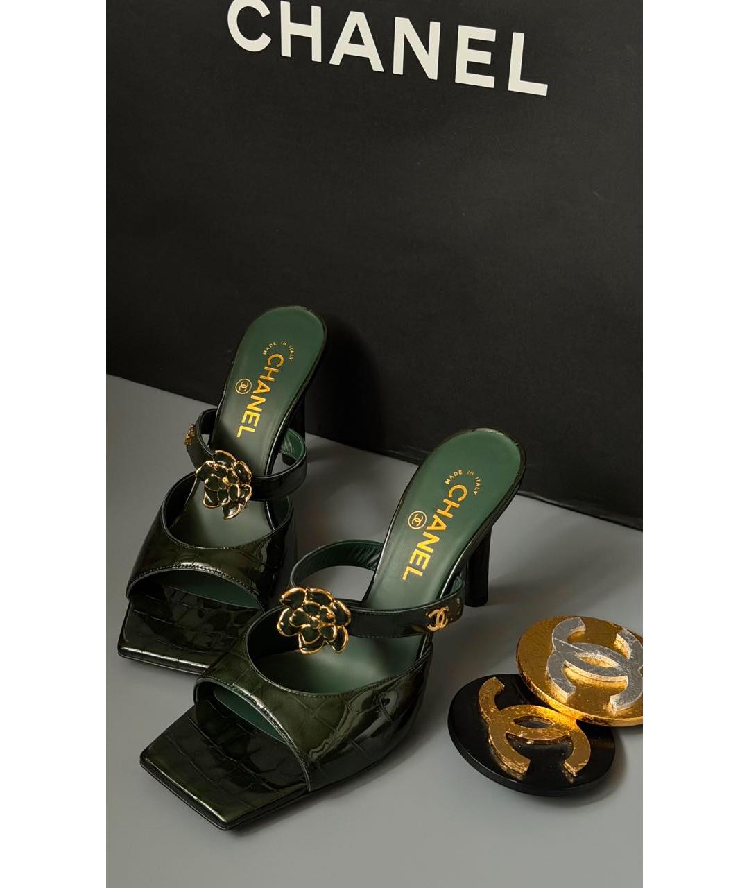 CHANEL Зеленые мюли из лакированной кожи, фото 2