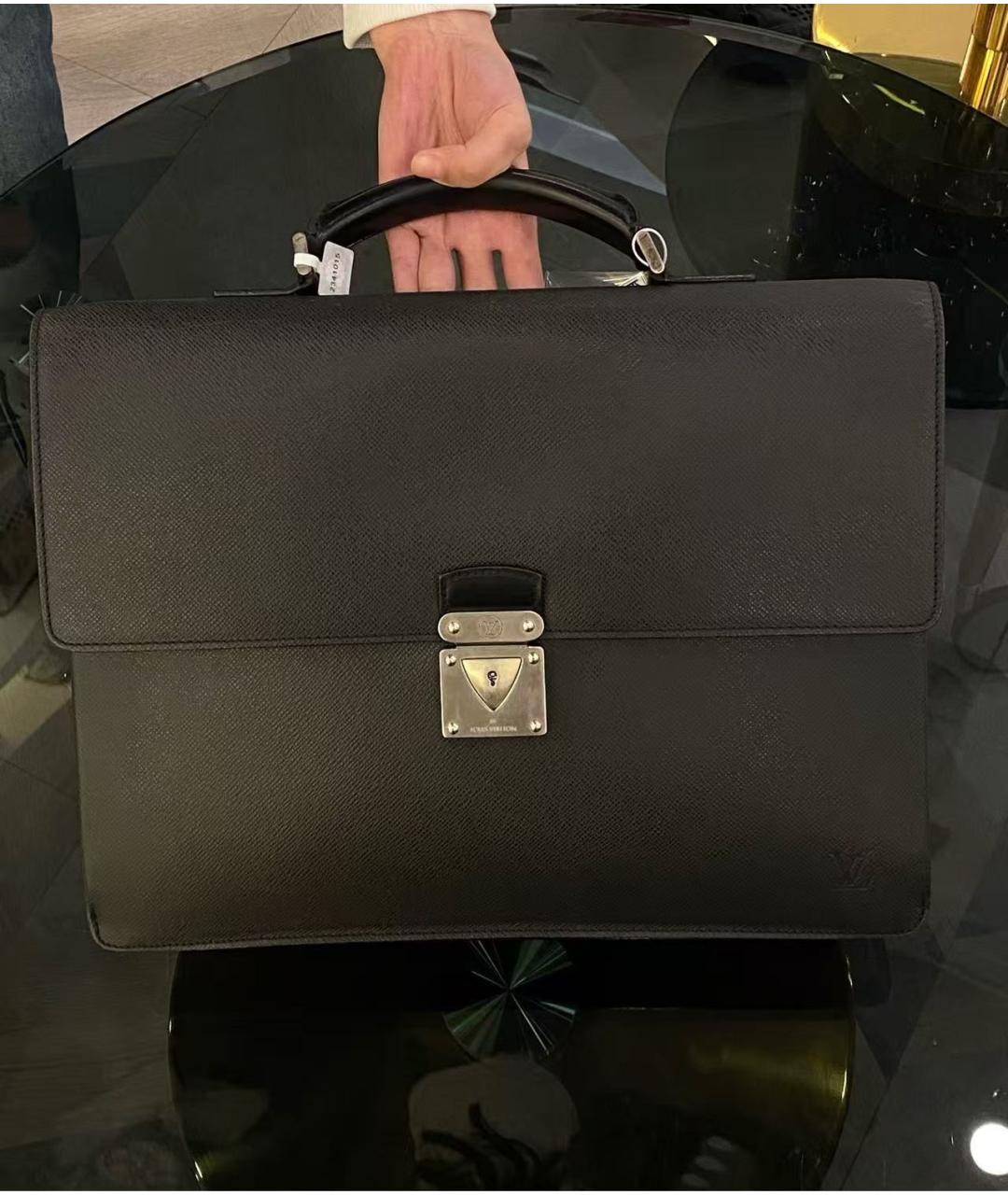 LOUIS VUITTON Черная кожаная сумка с короткими ручками, фото 5