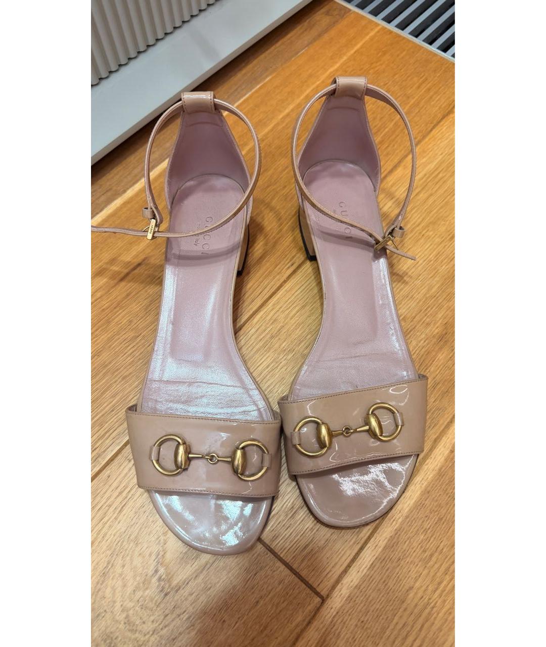 GUCCI Бежевые босоножки из лакированной кожи, фото 2