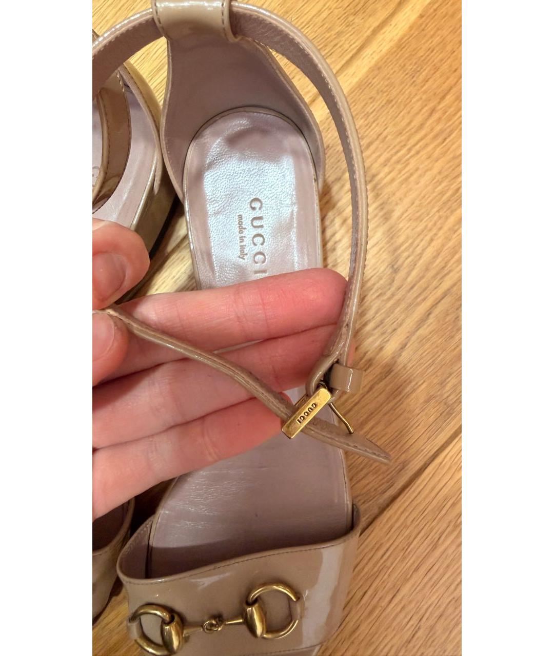 GUCCI Бежевые босоножки из лакированной кожи, фото 3