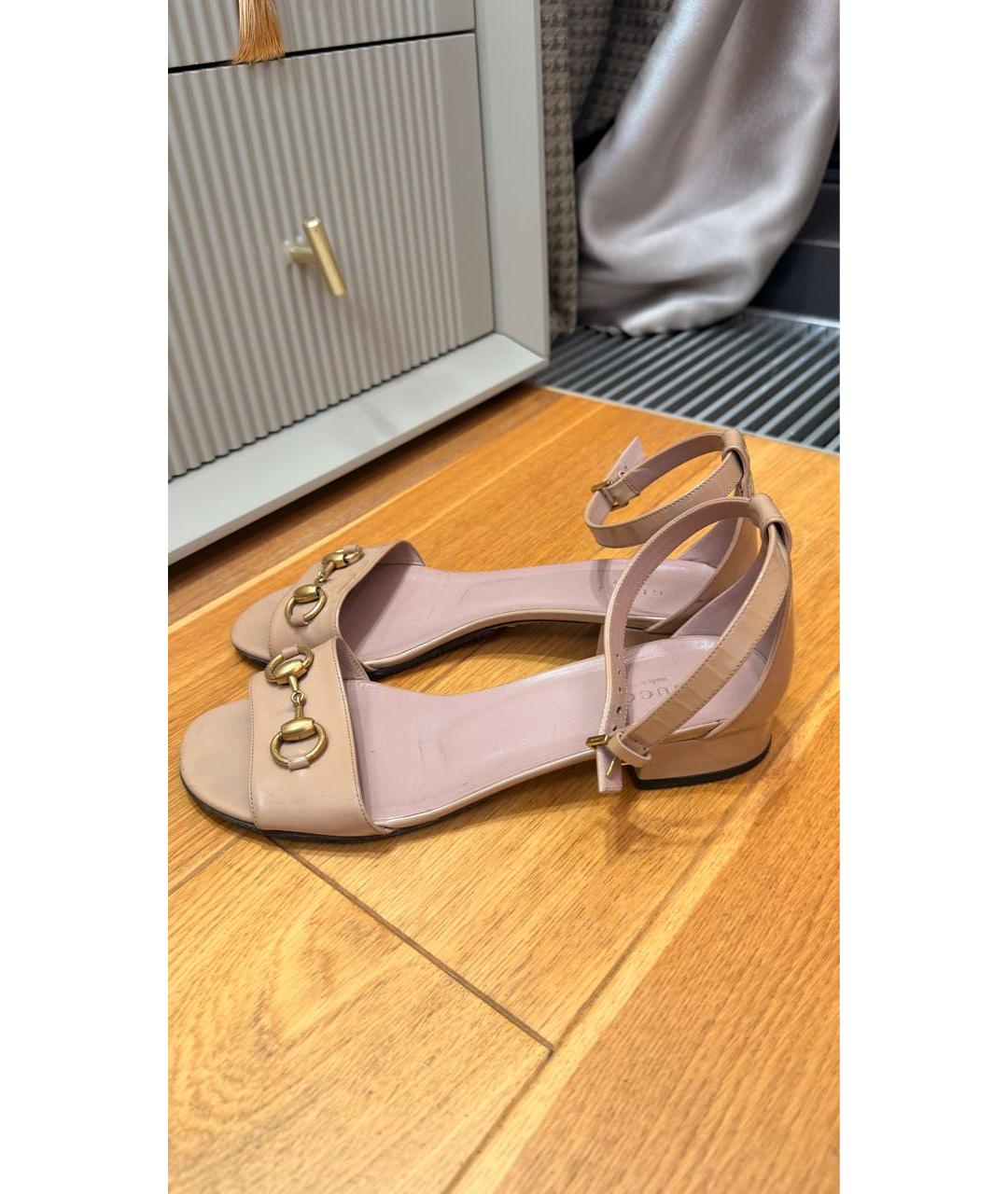 GUCCI Бежевые босоножки из лакированной кожи, фото 6