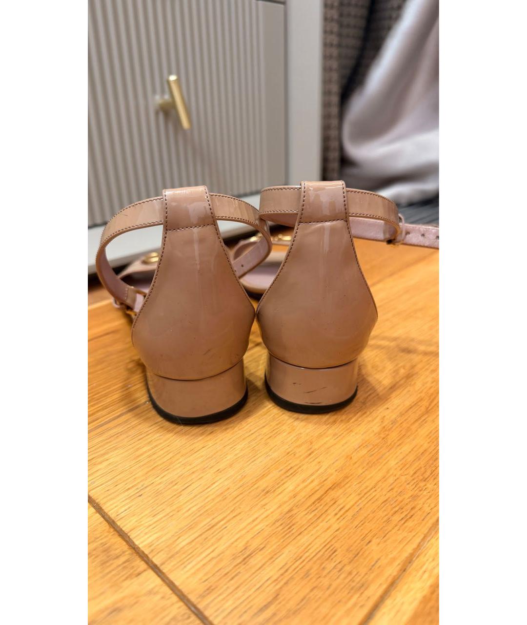 GUCCI Бежевые босоножки из лакированной кожи, фото 4
