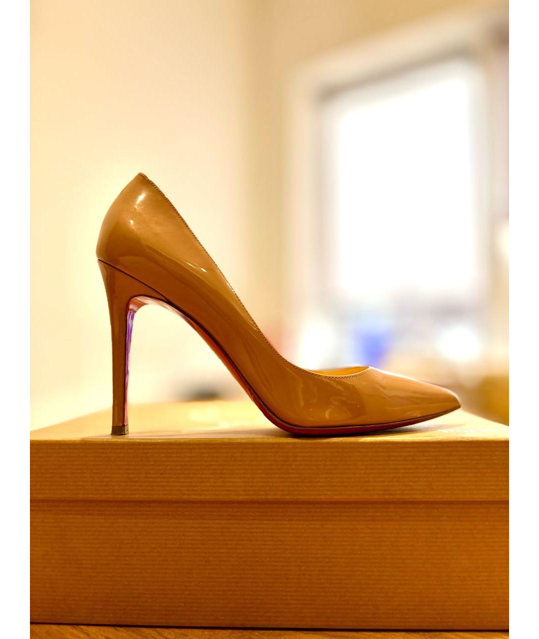CHRISTIAN LOUBOUTIN Бежевые туфли из лакированной кожи, фото 5
