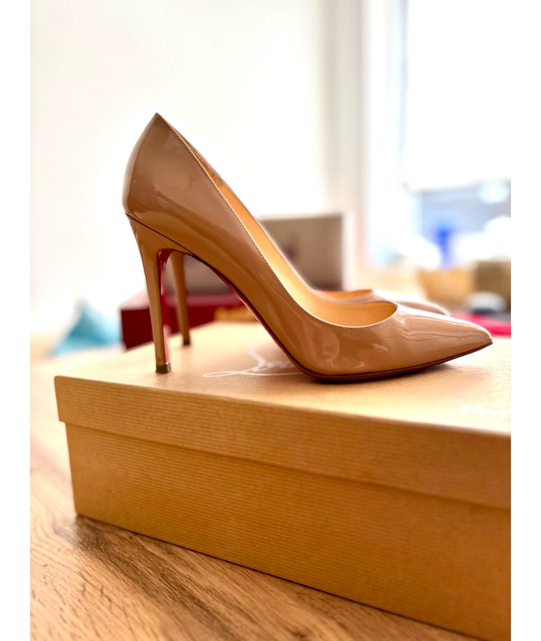 CHRISTIAN LOUBOUTIN Бежевые туфли из лакированной кожи, фото 2