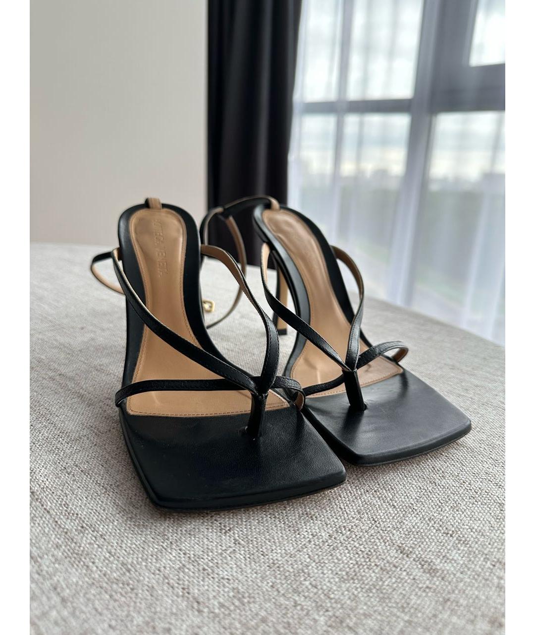 BOTTEGA VENETA Черные кожаные босоножки, фото 2