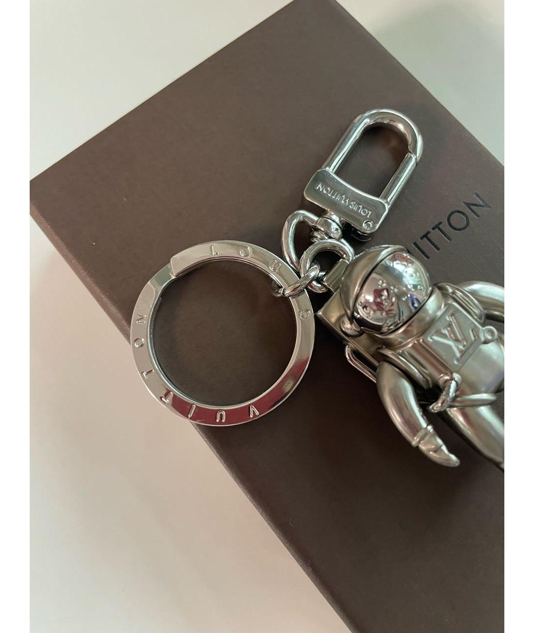 LOUIS VUITTON Серебряный брелок, фото 3