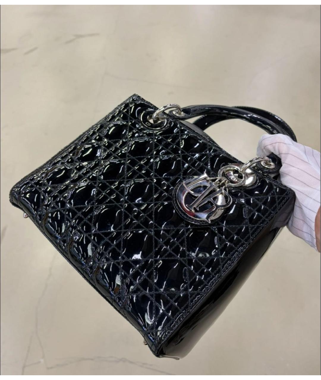 CHRISTIAN DIOR Черная сумка с короткими ручками из лакированной кожи, фото 4