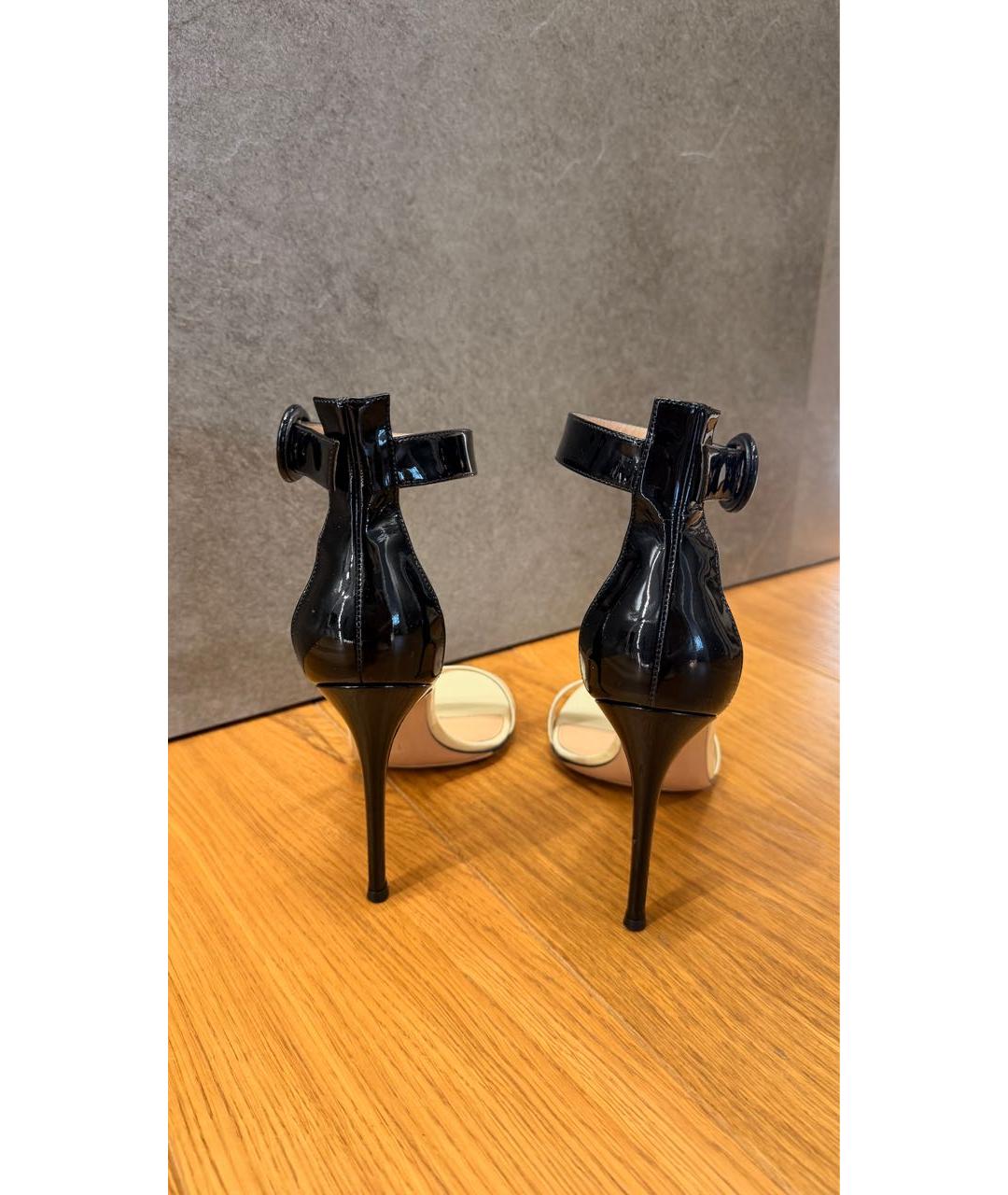 GIANVITO ROSSI Бежевые босоножки из лакированной кожи, фото 2