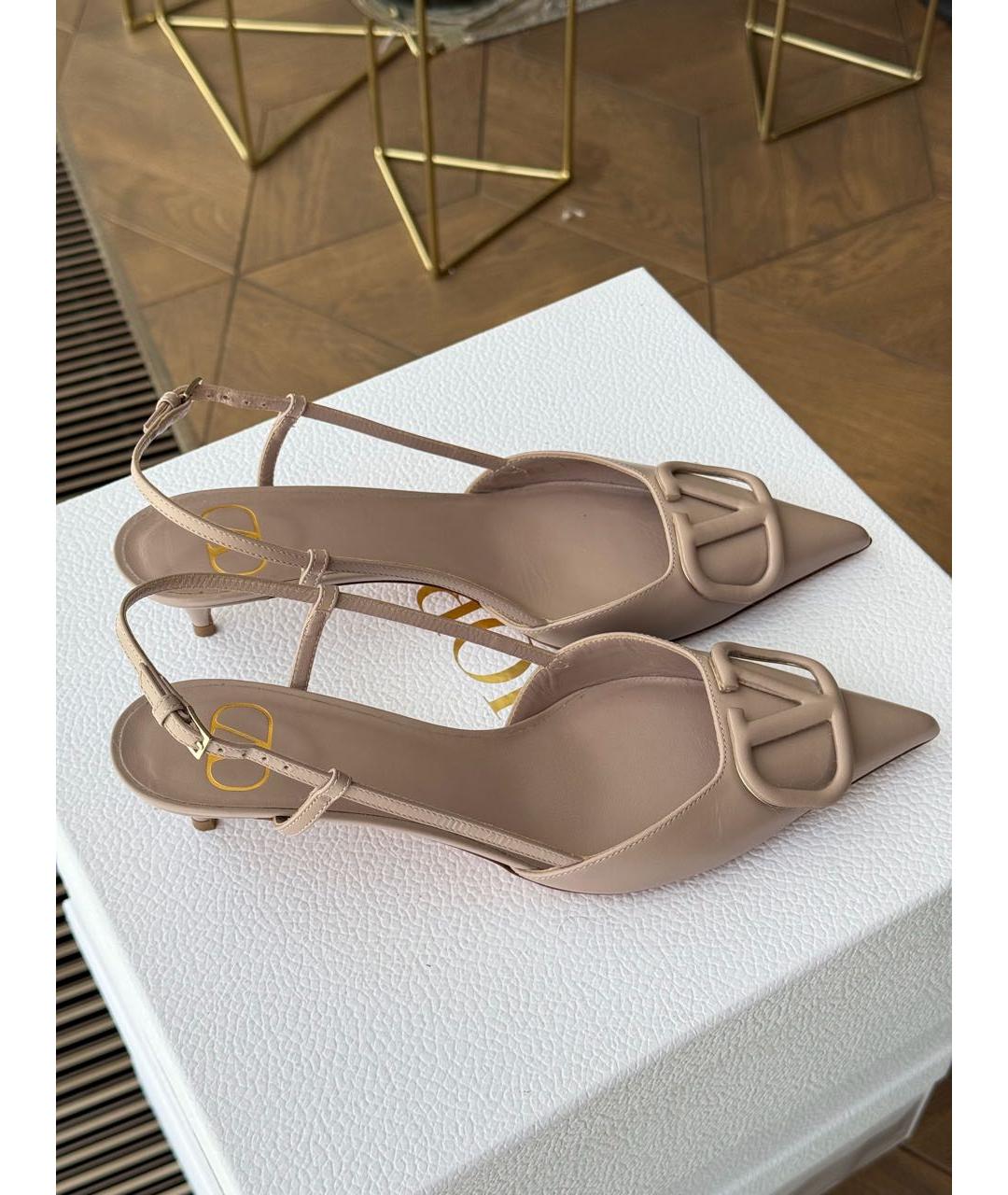 VALENTINO Бежевые кожаные лодочки на низком каблуке, фото 2