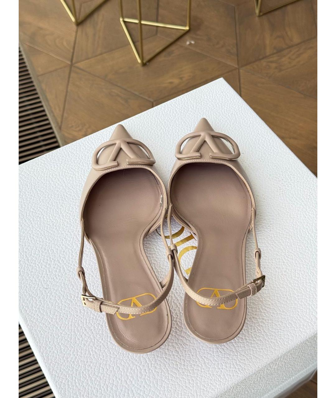 VALENTINO Бежевые кожаные лодочки на низком каблуке, фото 5