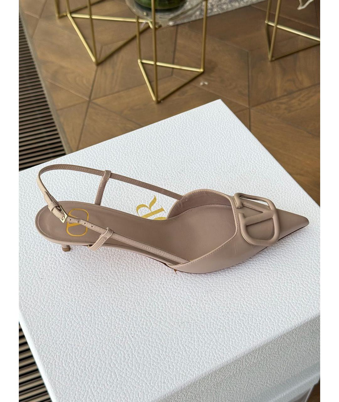 VALENTINO Бежевые кожаные лодочки на низком каблуке, фото 8