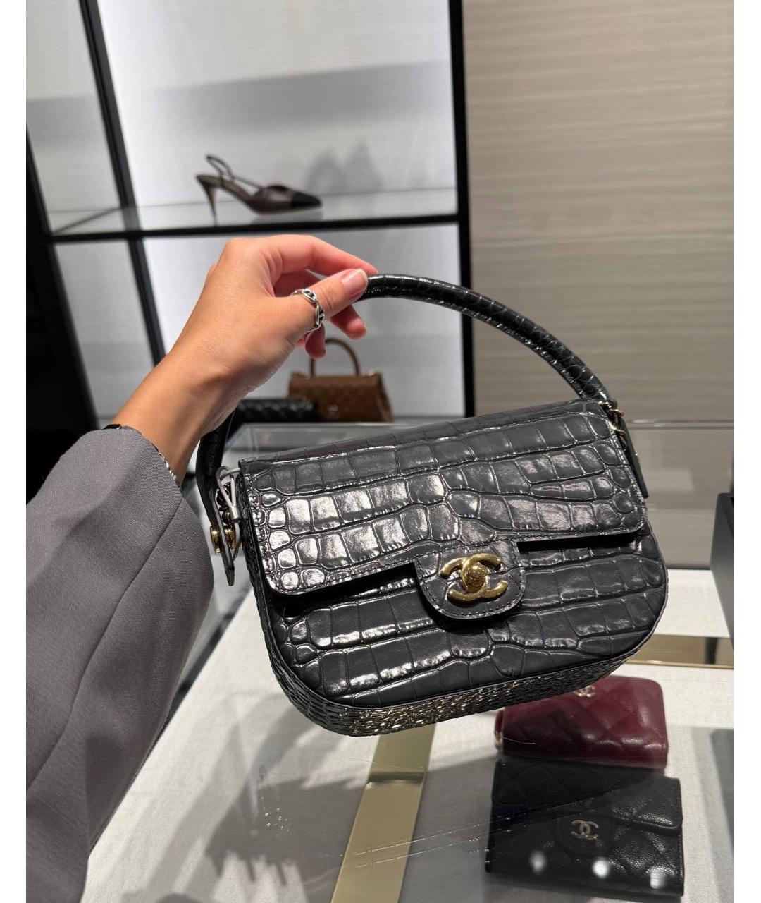 CHANEL Антрацитовая сумка с короткими ручками из лакированной кожи, фото 4