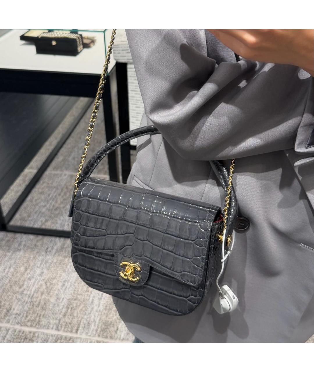 CHANEL Антрацитовая сумка с короткими ручками из лакированной кожи, фото 2