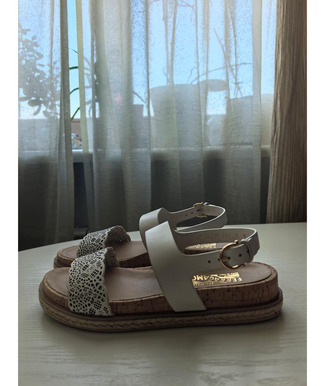 FERRAGAMO Белые кожаные босоножки, фото 5