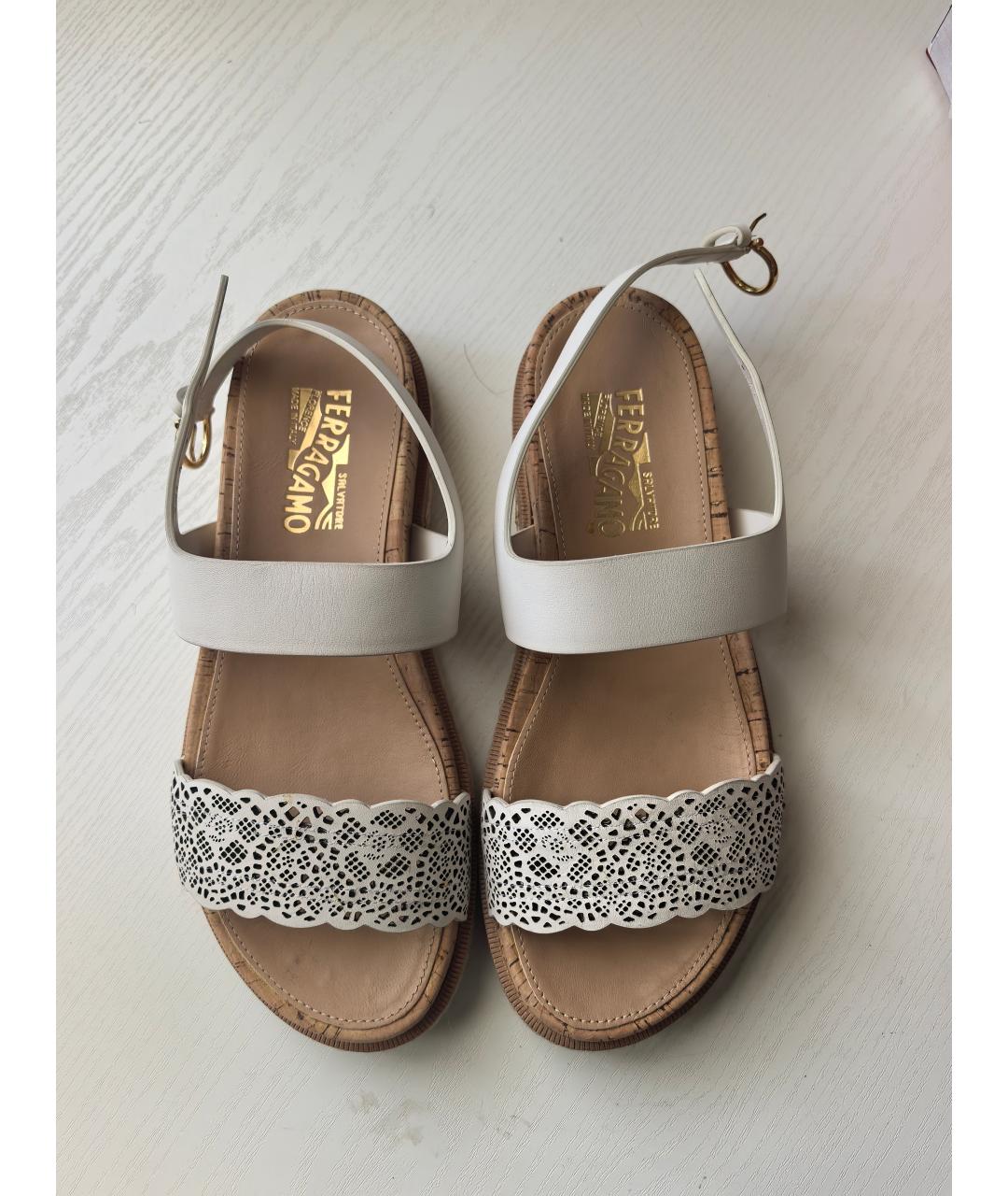 FERRAGAMO Белые кожаные босоножки, фото 2