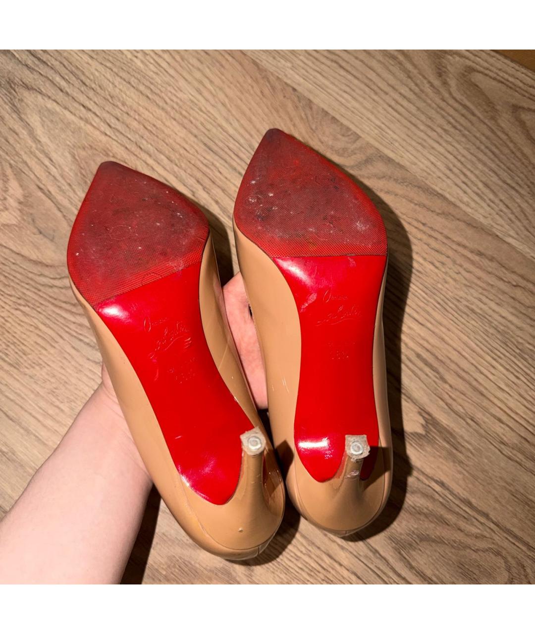 CHRISTIAN LOUBOUTIN Бежевые туфли из лакированной кожи, фото 6