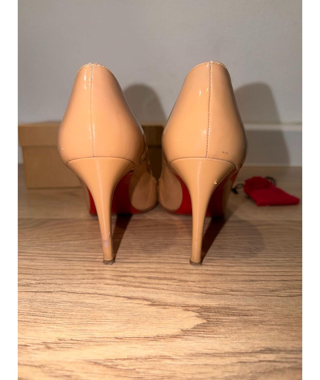 CHRISTIAN LOUBOUTIN Бежевые туфли из лакированной кожи, фото 4