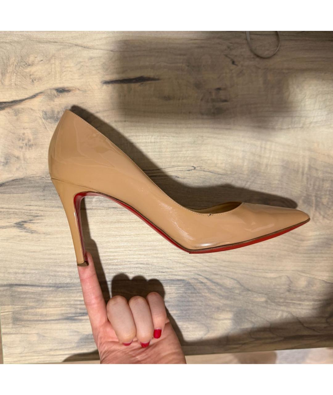 CHRISTIAN LOUBOUTIN Бежевые туфли из лакированной кожи, фото 8