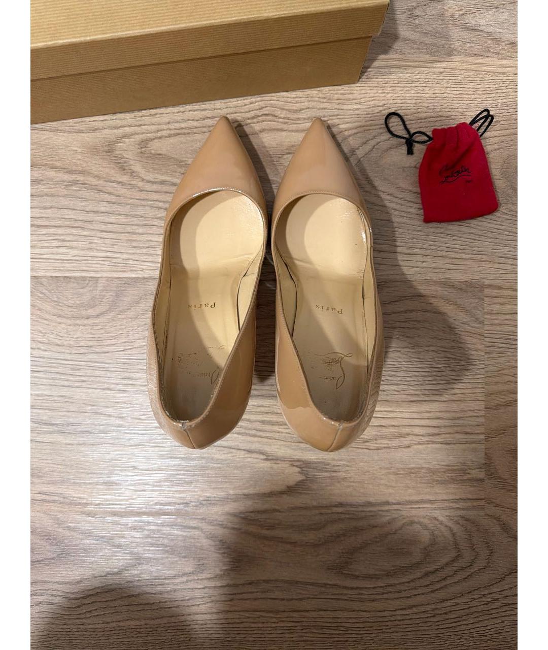 CHRISTIAN LOUBOUTIN Бежевые туфли из лакированной кожи, фото 2