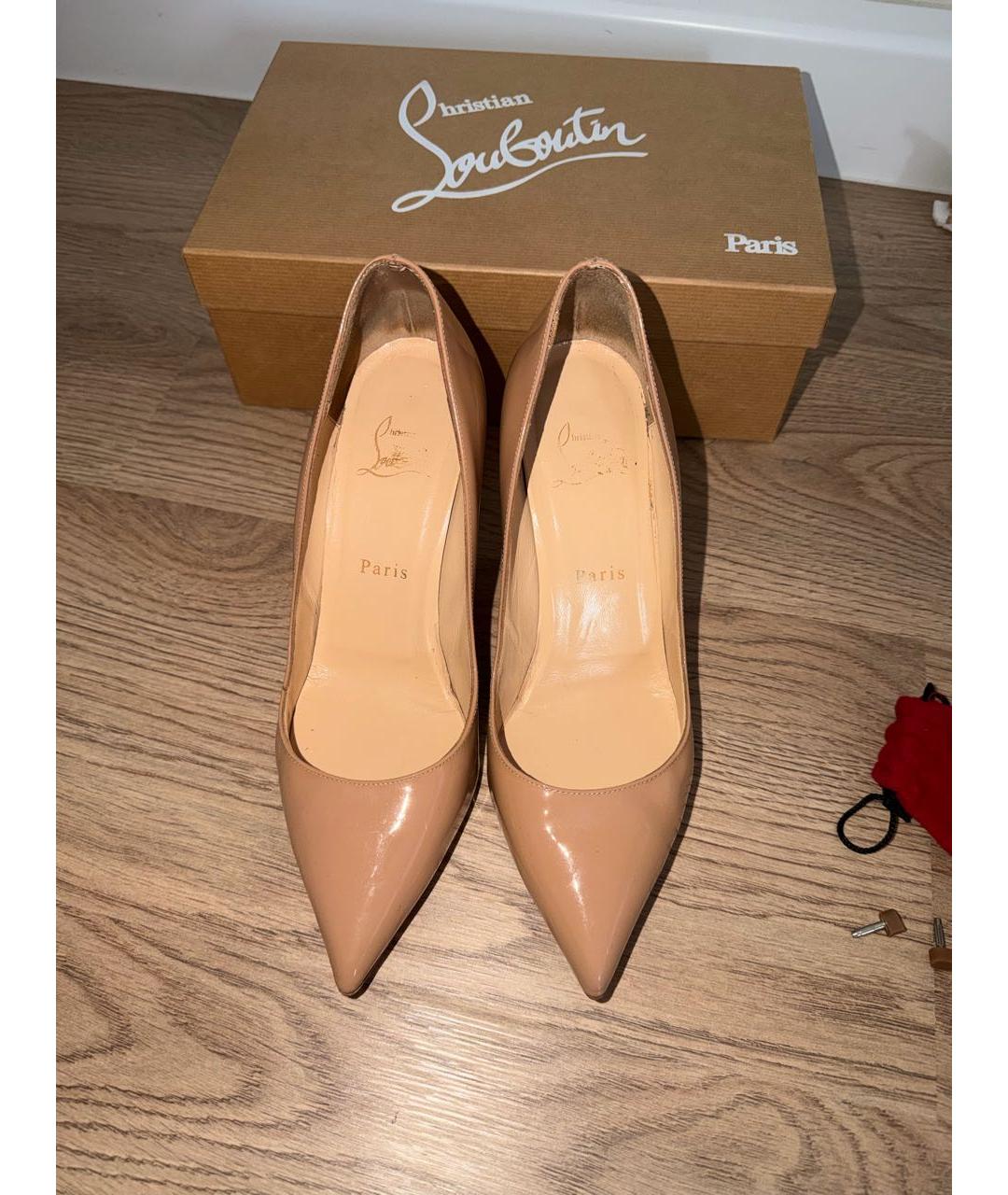CHRISTIAN LOUBOUTIN Бежевые туфли из лакированной кожи, фото 3