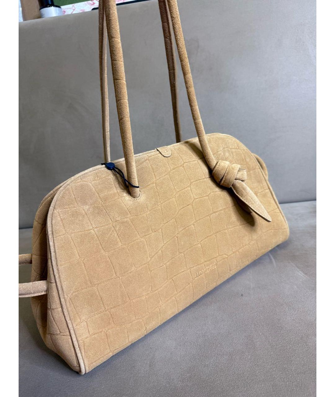 JACQUEMUS Бежевая замшевая сумка с короткими ручками, фото 4