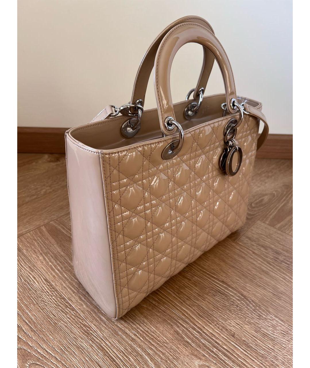 CHRISTIAN DIOR Бежевая сумка с короткими ручками из лакированной кожи, фото 2
