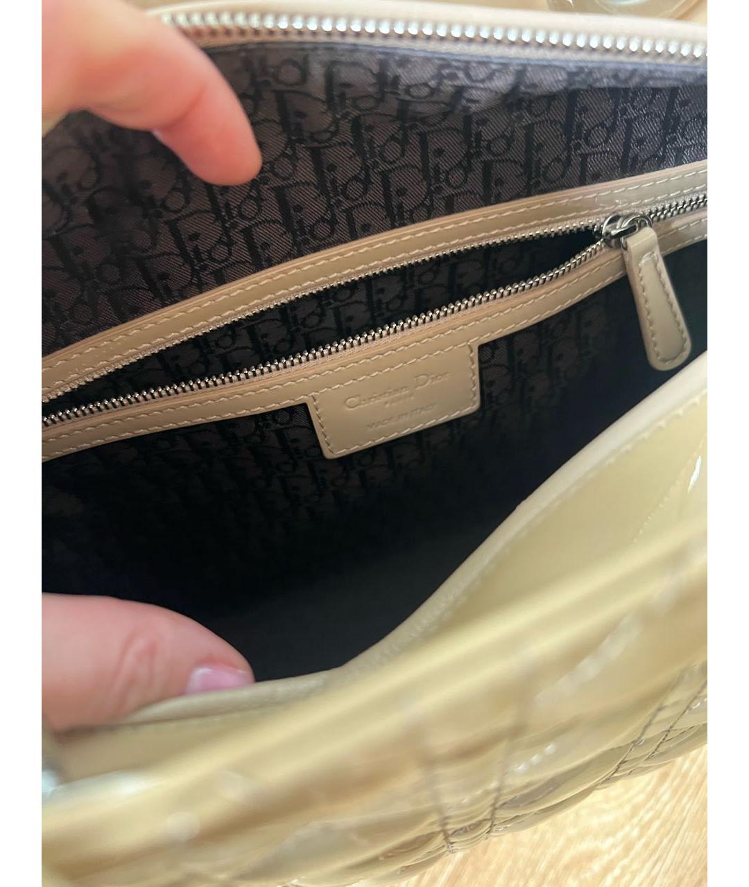 CHRISTIAN DIOR Бежевая сумка с короткими ручками из лакированной кожи, фото 4