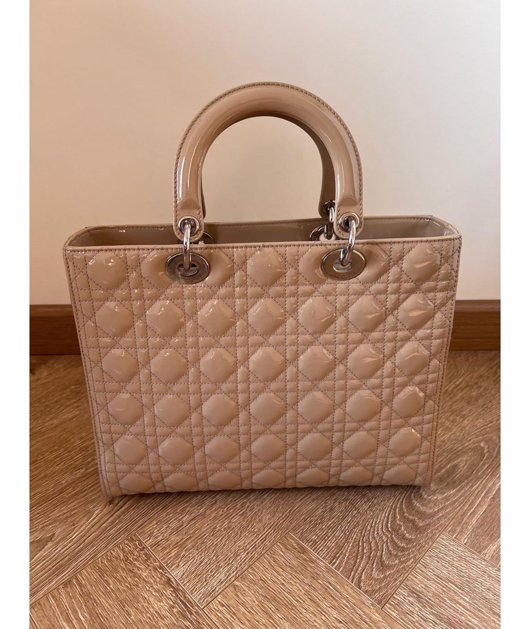 CHRISTIAN DIOR Бежевая сумка с короткими ручками из лакированной кожи, фото 3