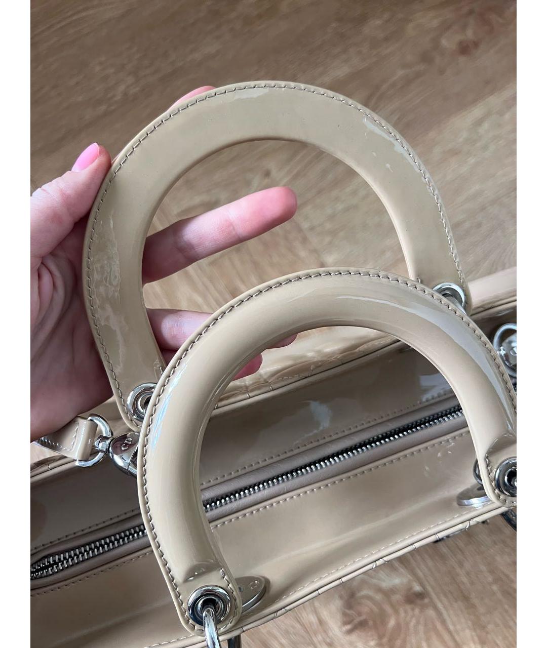 CHRISTIAN DIOR Бежевая сумка с короткими ручками из лакированной кожи, фото 5