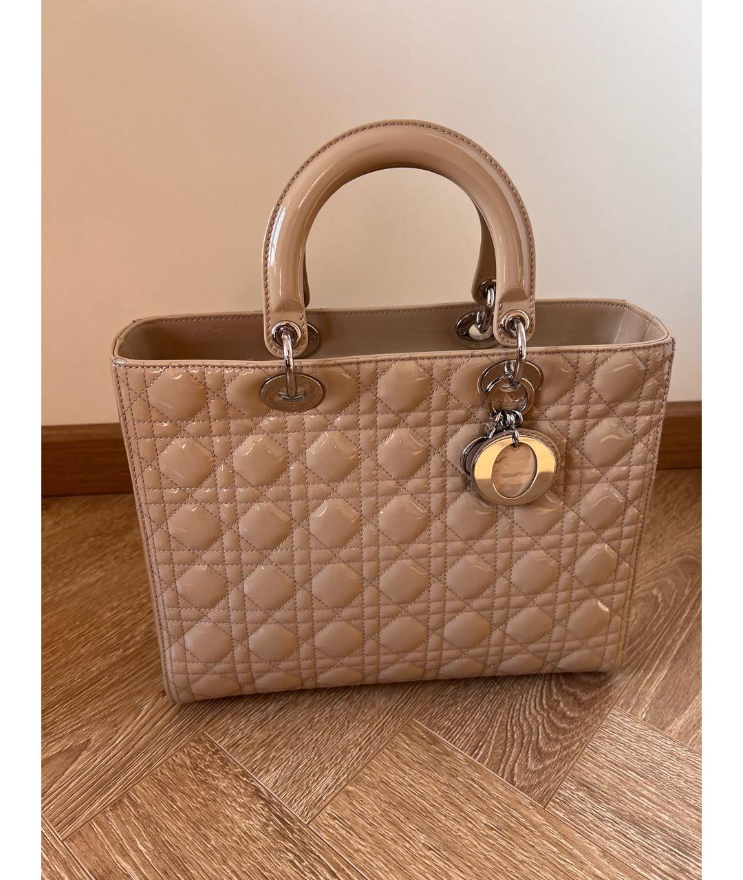 CHRISTIAN DIOR Бежевая сумка с короткими ручками из лакированной кожи, фото 7