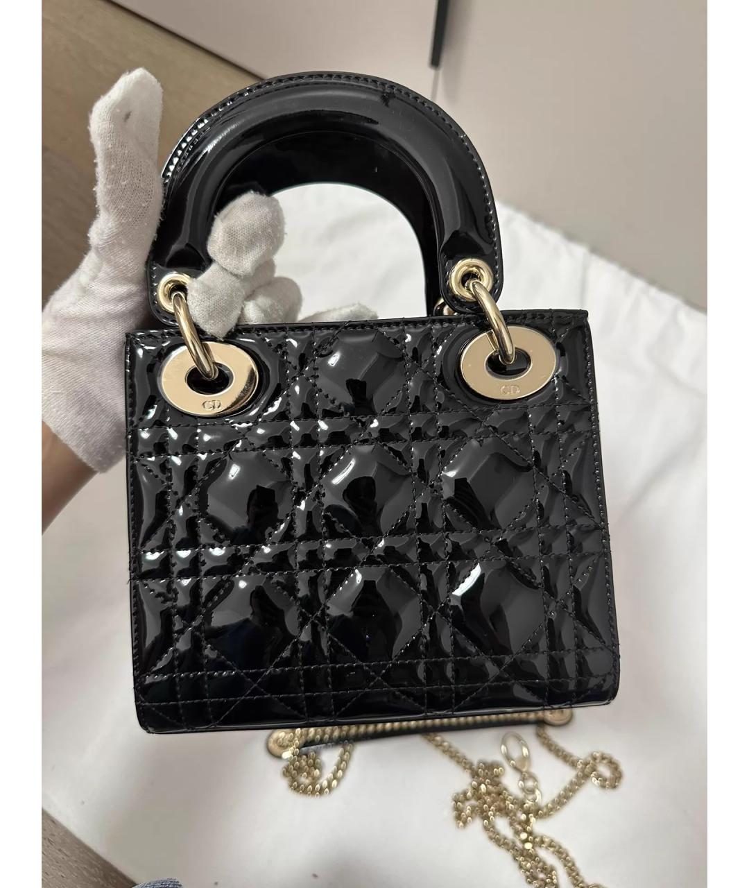 CHRISTIAN DIOR Черная сумка через плечо из лакированной кожи, фото 4